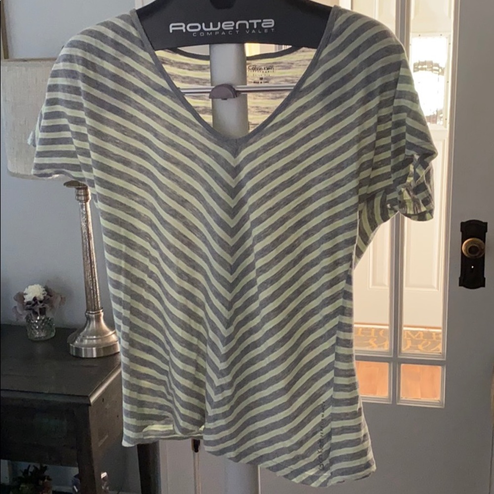Women’s top. Size medium.